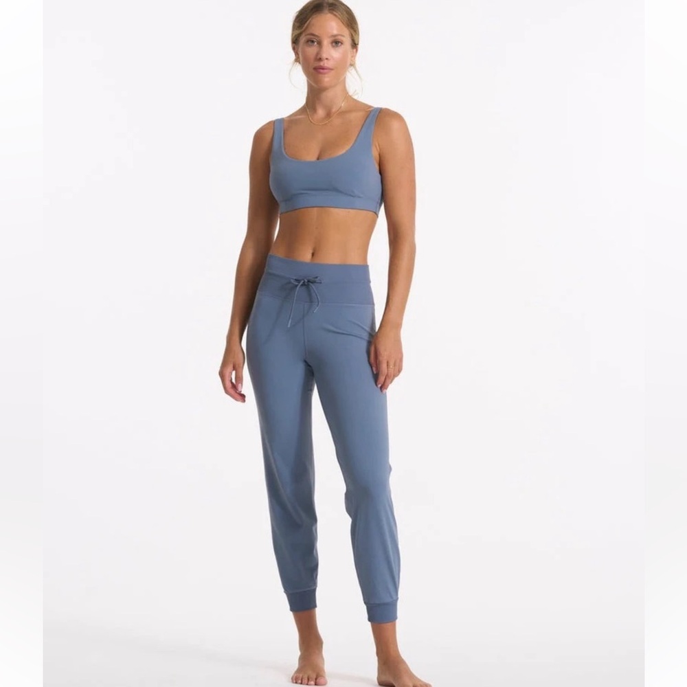 Vuori Daily Jogger NWT Gray